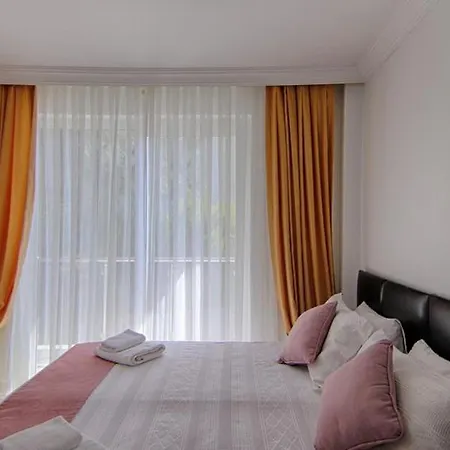 ölüdeniz Ovacıkta 5 Yatak Odalı, 12 Kişilik , Müstakil Havuzlu 1 *