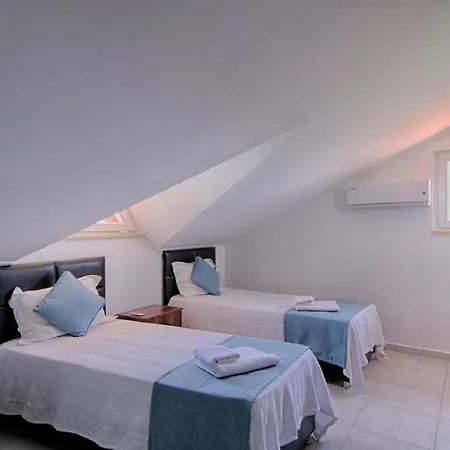 ölüdeniz Ovacıkta 5 Yatak Odalı, 12 Kişilik , Müstakil Havuzlu 1 Villa *